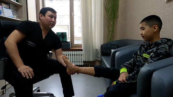 Мальчик почти лишился стопы в ДТП — как врачи из КР сотворили чудо. Видео - Sputnik Кыргызстан
