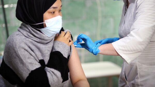 Беременная женщина получает вакцину от коронавируса. Архивное фото - Sputnik Кыргызстан