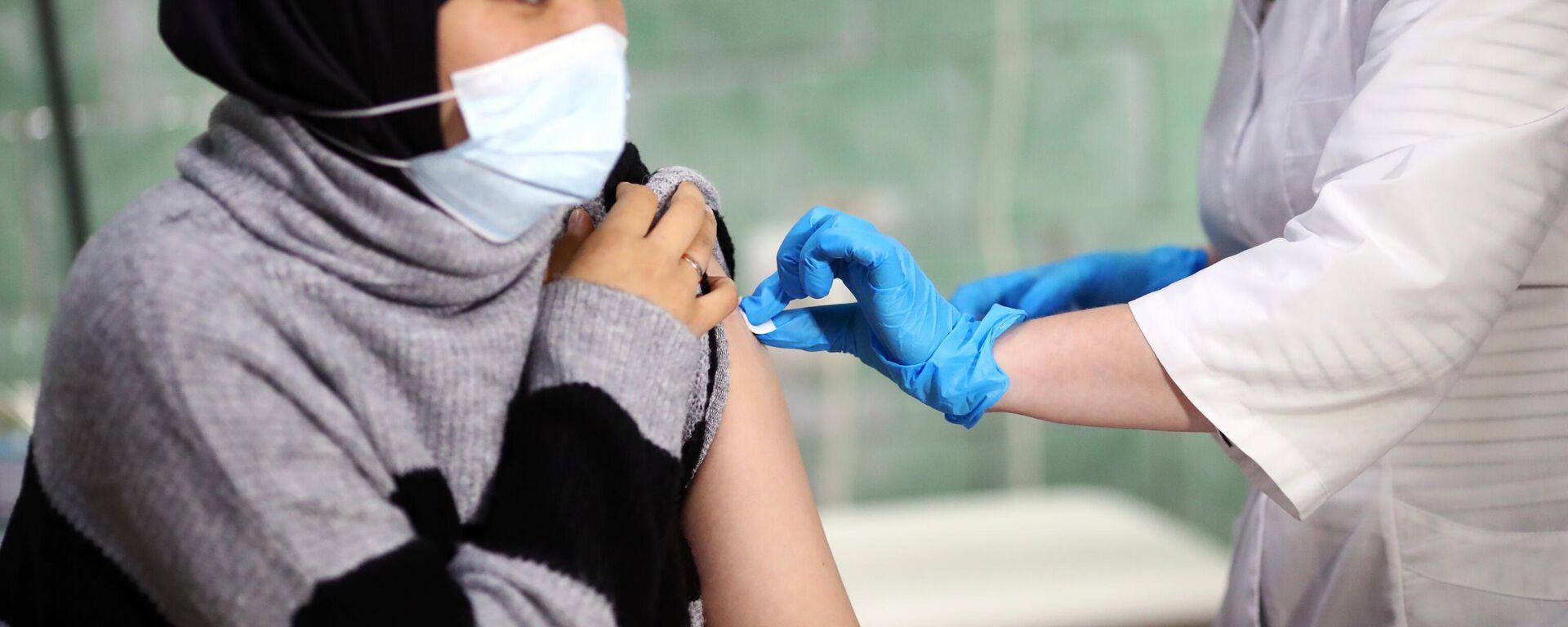 Беременная женщина получает вакцину от коронавируса. Архивное фото - Sputnik Кыргызстан, 1920, 21.01.2022