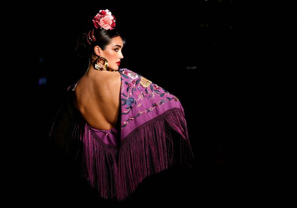 Традиционная испанская шаль с кистями встречалась во многих моделях. Образ от модельера Аны Феррейро. - Sputnik Кыргызстан