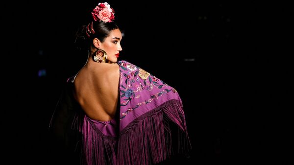 Первый с начала пандемии коронавируса модный показ Мы любим фламенко в Севилье, Испания - Sputnik Кыргызстан