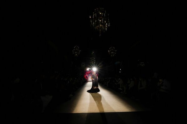 Большинство модельеров создавали образы на основе традиционного платья для фламенко с оборками. Образ от Arcos. - Sputnik Кыргызстан