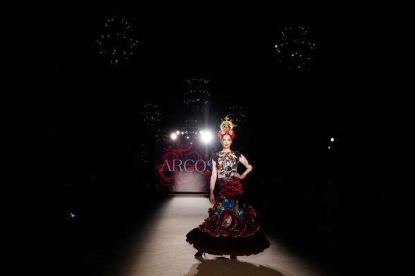 Еще один популярный цвет в одежде для фламенко — черный. Образ от Arcos. - Sputnik Кыргызстан