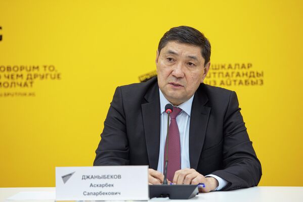 Министр сельского хозяйства Аскарбек Джаныбеков рассказал, какие меры примут власти, чтобы фермеры понесли минимальные убытки из-за маловодья в 2022 году - Sputnik Кыргызстан