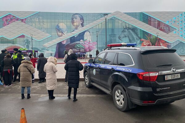 В милицию поступило анонимное сообщение о заложенной в здании торгово-развлекательного центра &quot;Asia Mall&quot; бомбе - Sputnik Кыргызстан