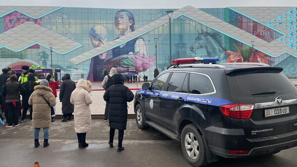 Сотрудники милиции во время оцепления ТРЦ Asia Mall - Sputnik Кыргызстан