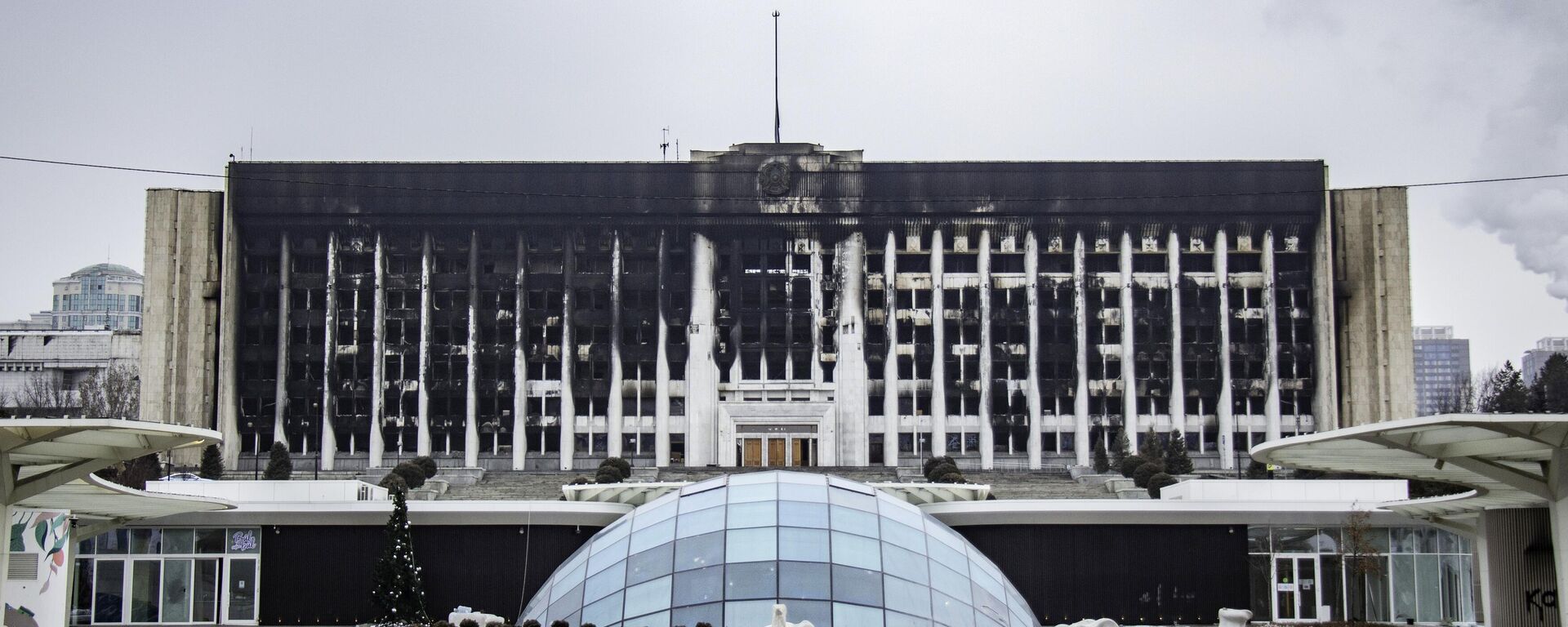 Пострадавшее от пожара здание Акимата в Алма-Ате. - Sputnik Кыргызстан, 1920, 20.01.2022