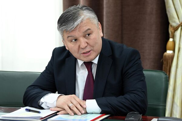 Сегодня президент принял первого зампредседателя кабмина Арзыбека Кожошева и полпреда в регионе Абдикарима Алимбаева - Sputnik Кыргызстан