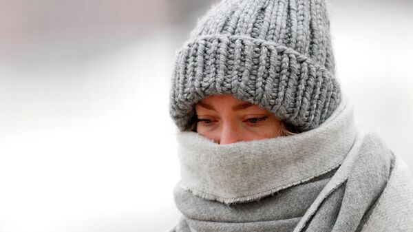 Девушка на улице во время морозов. Архивное фото - Sputnik Кыргызстан