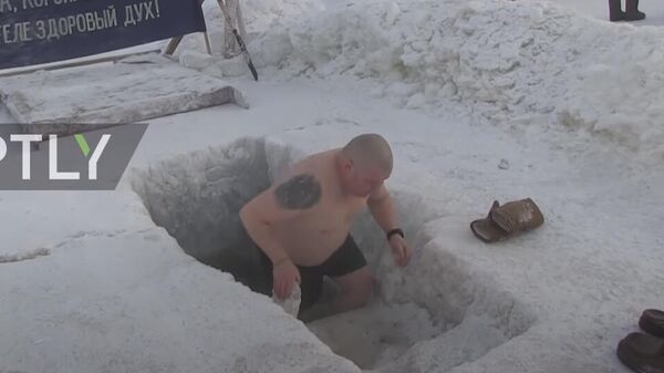 43 градус аязда сууга чөмүлүп, карга оонаган якутиялыктардын видеосу - Sputnik Кыргызстан