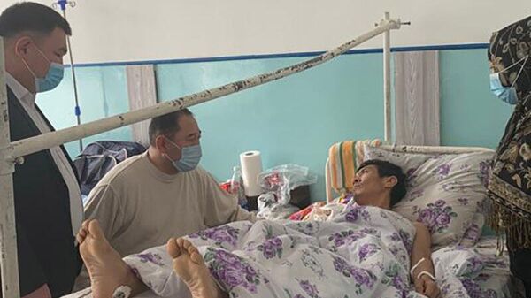 Чынгыз Сыдыков, избитый в Алматы в больничной койке - Sputnik Кыргызстан