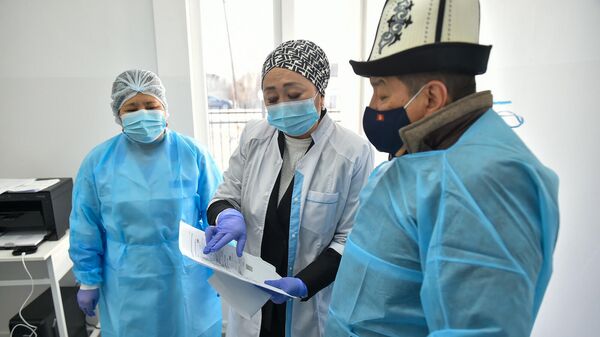 Председатель кабмина Акылбек Жапаров на открытии вирусологической лаборатории в Таласе - Sputnik Кыргызстан