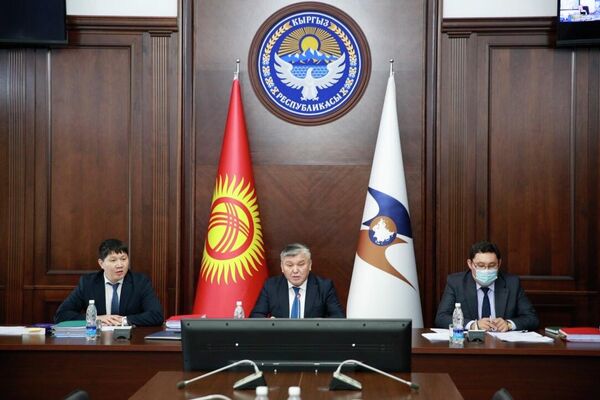 Первый зампредседателя кабинета министров Арзыбек Кожошев провел первое заседание в ЕАЭС под председательством КР - Sputnik Кыргызстан