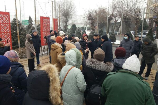 В митингах участвуют активисты, представители гражданского сектора и СМИ - Sputnik Кыргызстан