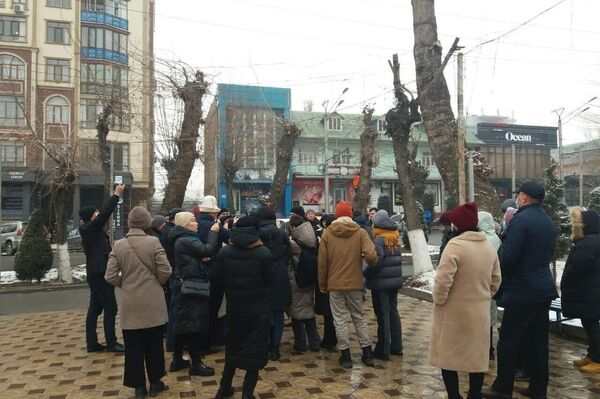 Участники акций требовали освободить Темирова, и в это время представитель МВД Сапарбек Аманкулов объявил, что его выпустили из ИВС ГУВД Бишкека под подписку о невыезде - Sputnik Кыргызстан