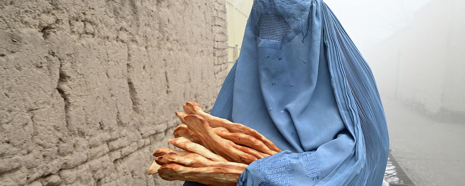 Женщина в Кабуле несет домой бесплатный хлеб. Архивное фото - Sputnik Кыргызстан, 1920, 11.06.2022