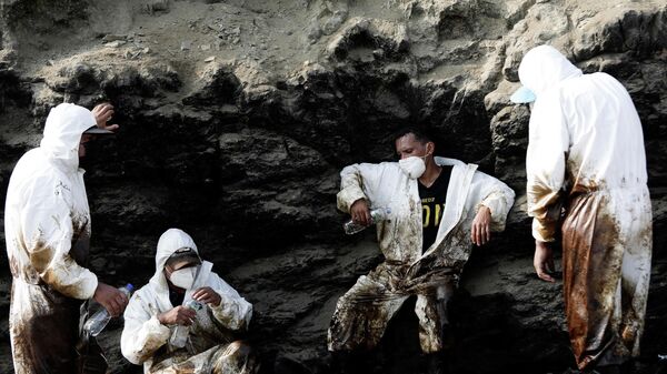 Рабочие во время ликвидации разлива нефти в Перу. Архивное фото - Sputnik Кыргызстан