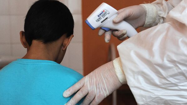 Врач-педиатр измеряет температуру подростку. Архивное фото - Sputnik Кыргызстан