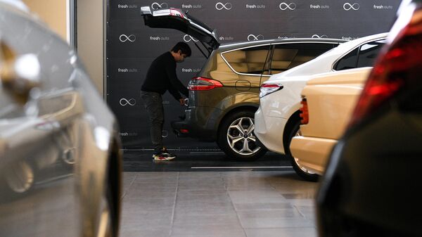 Покупатель осматривает автомобиль в автосалоне. Архивное фото - Sputnik Кыргызстан