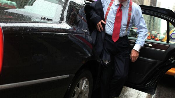 Бизнесмен выходит из машины. Архивное фото - Sputnik Кыргызстан