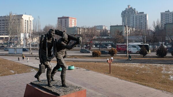 Архитектурно-скульптурная композиция на площади Победы в Бишкеке. Архивное фото - Sputnik Кыргызстан