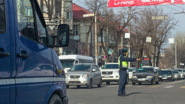  Бишкектин көчөлөрүнүн биринде жол тыгындарды инспекторлор жөнгө салып жатат - Sputnik Кыргызстан