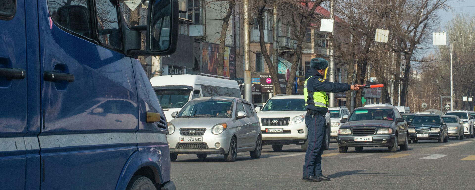 Сотрудник УПСМ регулирует движение автомобилей на одной из улиц Бишкека. Архивное фото - Sputnik Кыргызстан, 1920, 17.03.2022