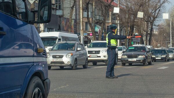 Регулировщик регулирует движение транспорта на одной из улиц Бишкека. Архивное фото - Sputnik Кыргызстан