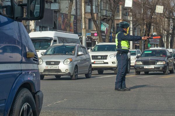 Движение на столичных улицах регулируют сотрудники УПСМ - Sputnik Кыргызстан