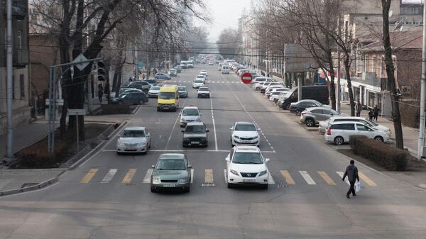 Автомобили на перекрестке улиц в Бишкеке. Архивное фото - Sputnik Кыргызстан