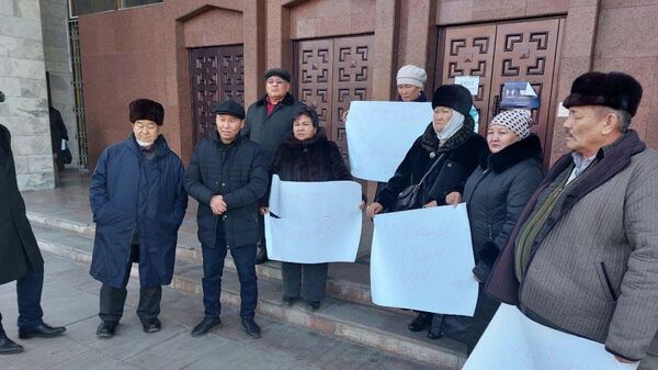 Митинг в поддержку Шаирбека Ташиева  у здания парламента в Бишкеке - Sputnik Кыргызстан