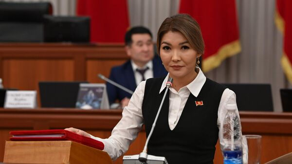 Депутат Айгүл Айдарова ант берүү учурунда - Sputnik Кыргызстан
