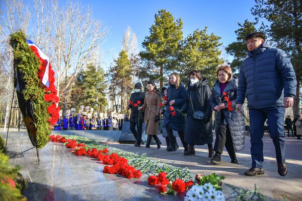 Потом желающие возложили цветы к памятнику блокадникам. - Sputnik Кыргызстан