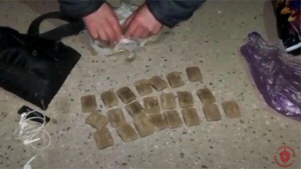 Перевозчика крупной партии наркотиков задержали на трассе Бишкек — Ош. Видео - Sputnik Кыргызстан