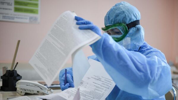 Медик заполняет документы. Архивное фото - Sputnik Кыргызстан