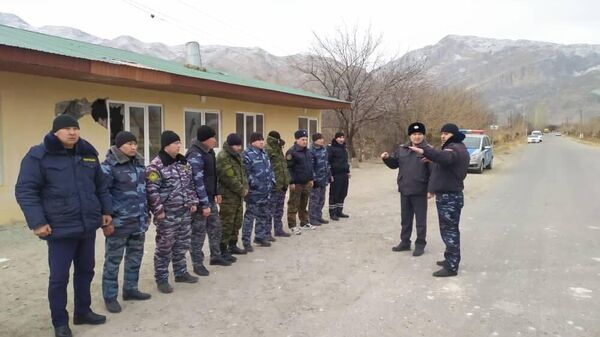 Сотрудники МВД патрулируют села Баткенского района. Архивное фото - Sputnik Кыргызстан