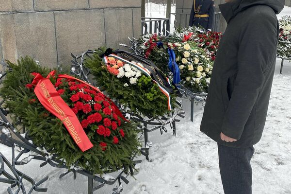 Накануне, 27 января, представители канцелярии (отделения) посольства в Санкт-Петербурге приняли участие в церемонии возложения венков и цветов на Пискаревском мемориальном кладбище - Sputnik Кыргызстан