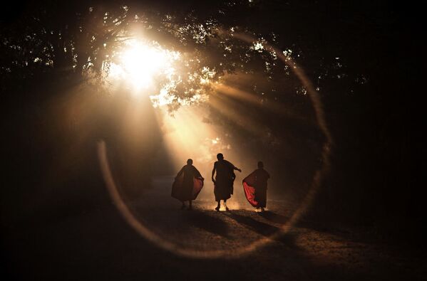 Баган монастрынын жанында кетип бара жаткан кечилдер, Мьянма. Фотограф Алессандро Бергамини, Италия - Sputnik Кыргызстан
