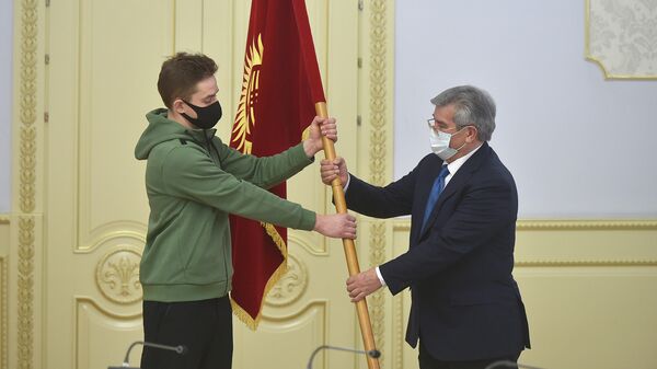 Өлкөнүн туусу Олимпиадага барчу Максим Гордеевге  тапшырылды - Sputnik Кыргызстан