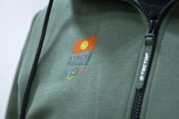 Национальный олимпийский комитет (НОК) Кыргызстана представил экипировку, которую делегация Кыргызстана будет использовать на зимней Олимпиаде в Пекине - Sputnik Кыргызстан