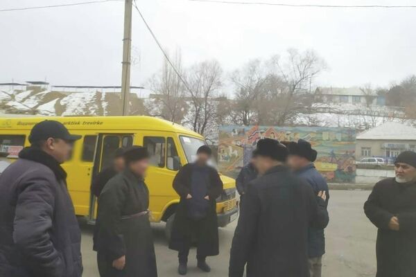 Граждан везут на технике Гражданской обороны, некоторые возвращаются на своих автомобилях - Sputnik Кыргызстан
