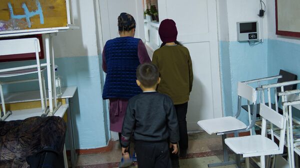 Женщина с детьми. Архивное фото - Sputnik Кыргызстан