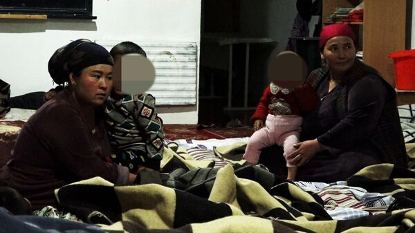 10 семей ютятся в одном классе — видео эвакуированных кыргызстанцев - Sputnik Кыргызстан