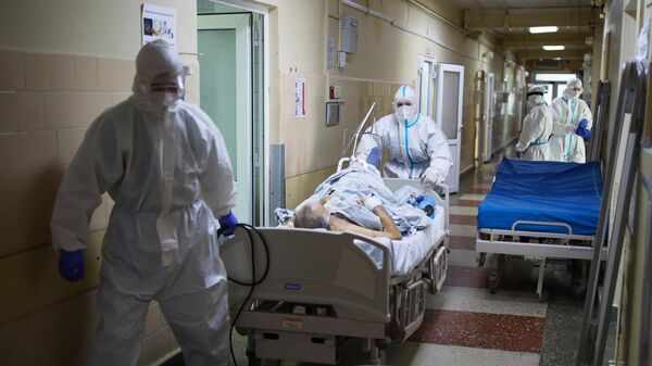 Медицинские работники в коридоре инфекционной больницы. Архивное фото - Sputnik Кыргызстан