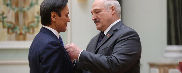 Вручение награды кыргызстанцу Эдуарду Кубатову президентом Беларуси Александром Лукашенко - Sputnik Кыргызстан