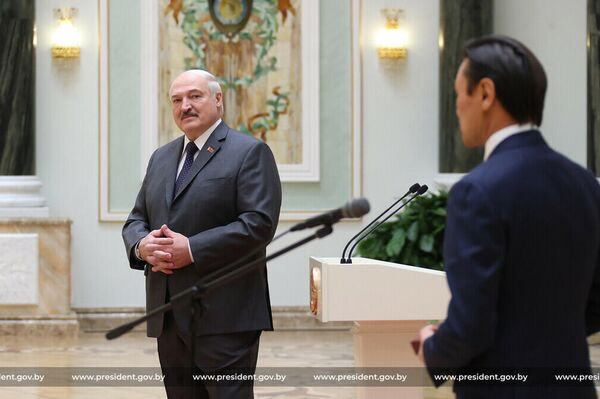 Лукашенко вручил 27 января государственные награды - Sputnik Кыргызстан