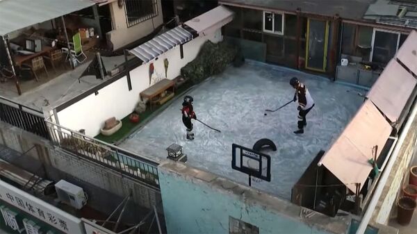 Дедушка превратил свой балкон в каток, чтобы играть с внуком в хоккей. Видео - Sputnik Кыргызстан
