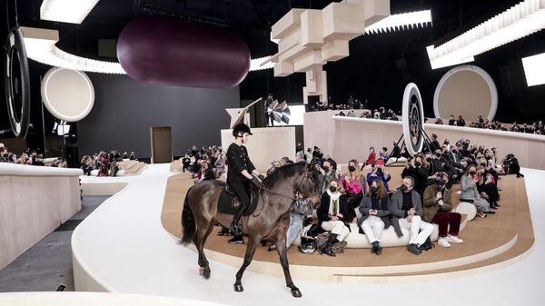 Модель на коне во время презентации коллекции дома Chanel на показе Высокой моды Весна/Лето 2022 в Париже  - Sputnik Кыргызстан