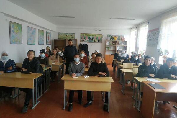 В семи приграничных селах Баткенской области возобновилась работа школ - Sputnik Кыргызстан