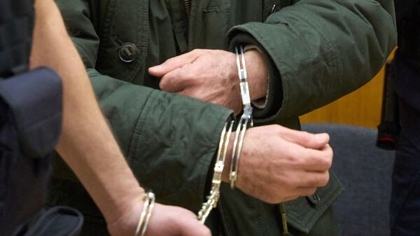 Задержанный мужчина в наручниках. Архивное фото - Sputnik Кыргызстан